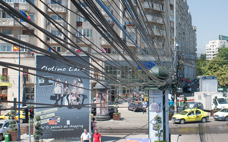 Netcity: Neplata chiriei pentru cablurile de pe stâlpi a adus Capitalei pierderi de 20 milioane euro